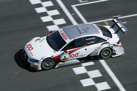 Tom Kristensen kunne have krydset målstregen i Oschersleben som vinder, men da han startede for langt fremme i sin boks (ses bag bilen), fik han en hård tidsstraf og sluttede i stedt på en 8.-plads.